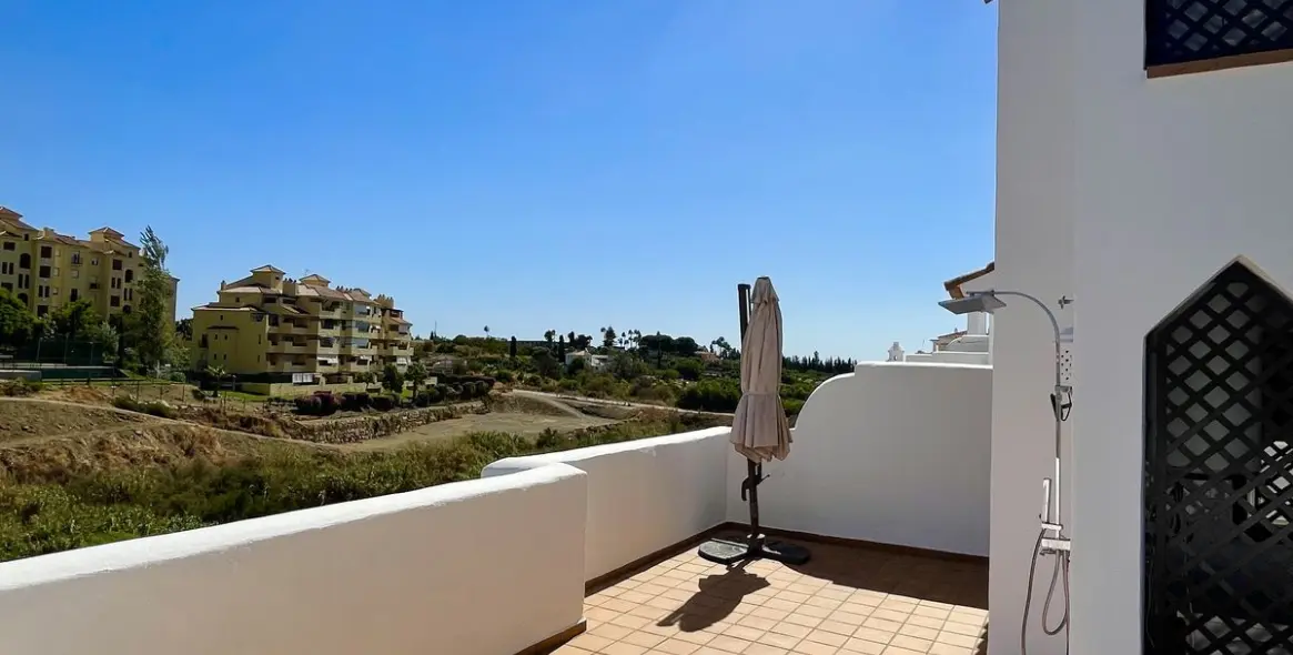 Sale of middle floor apartment in New Golden Mile 20