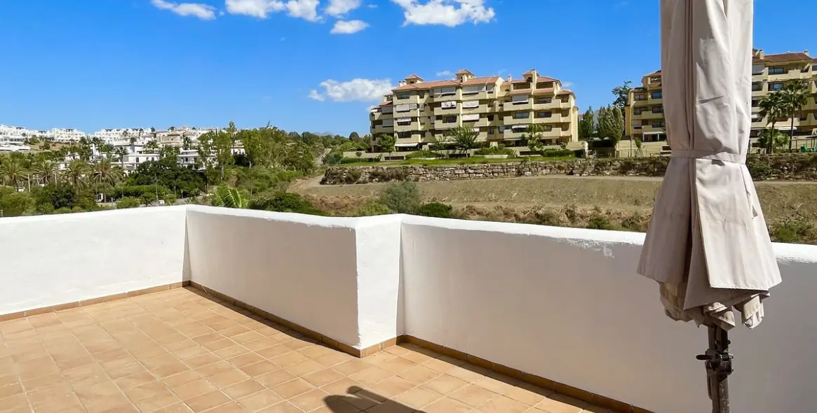 Sale of middle floor apartment in New Golden Mile 23