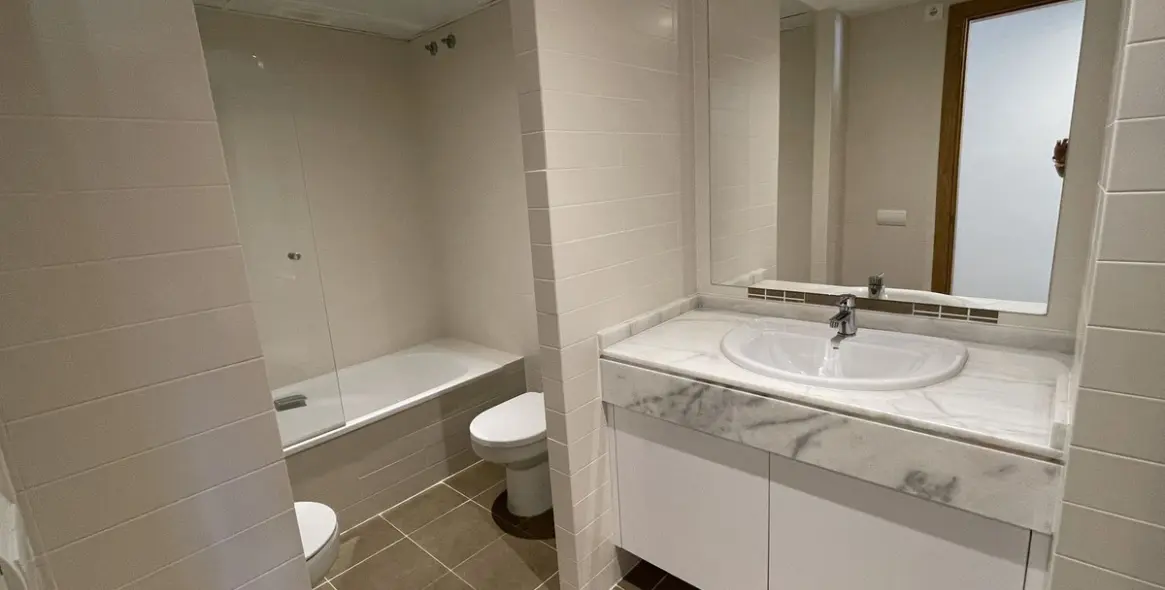 Sale of middle floor apartment in New Golden Mile 26