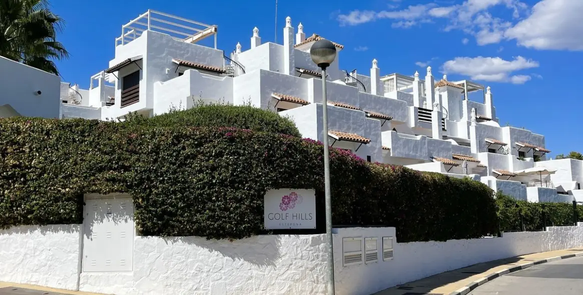 Sale of middle floor apartment in New Golden Mile 27