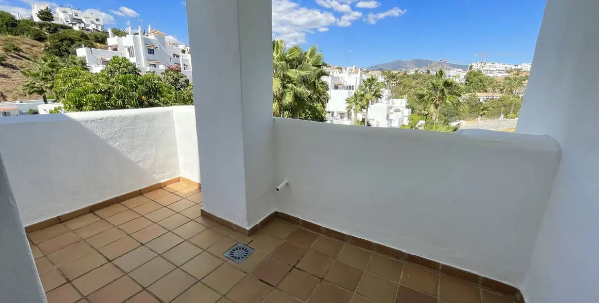 Sale of middle floor apartment in New Golden Mile 29