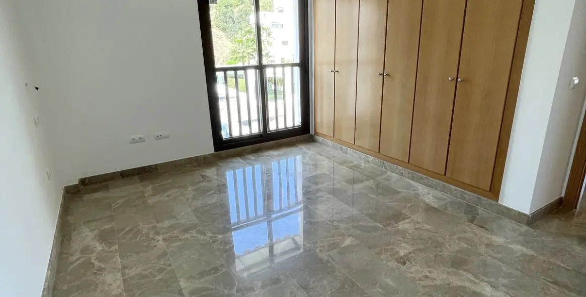 Sale of middle floor apartment in New Golden Mile 33