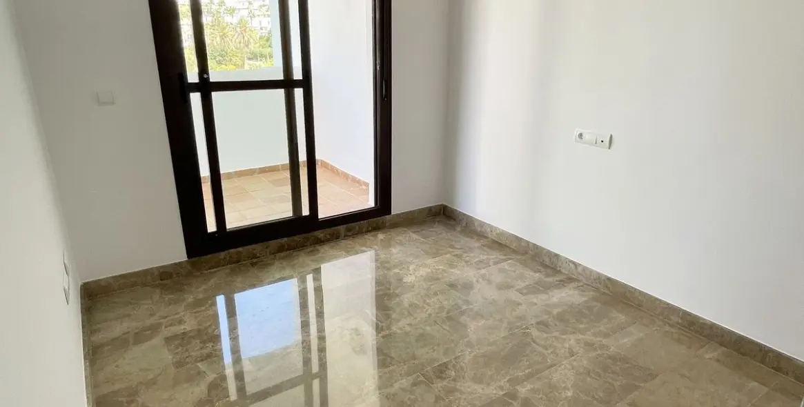 Sale of middle floor apartment in New Golden Mile 36