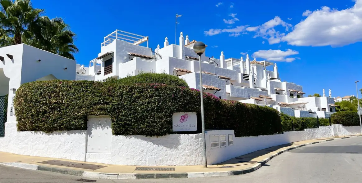 Sale of middle floor apartment in New Golden Mile 44