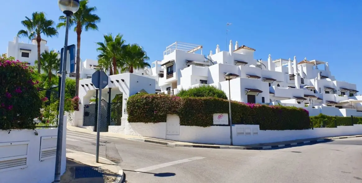 Venta de apartamento en planta media en New Golden Mile 60