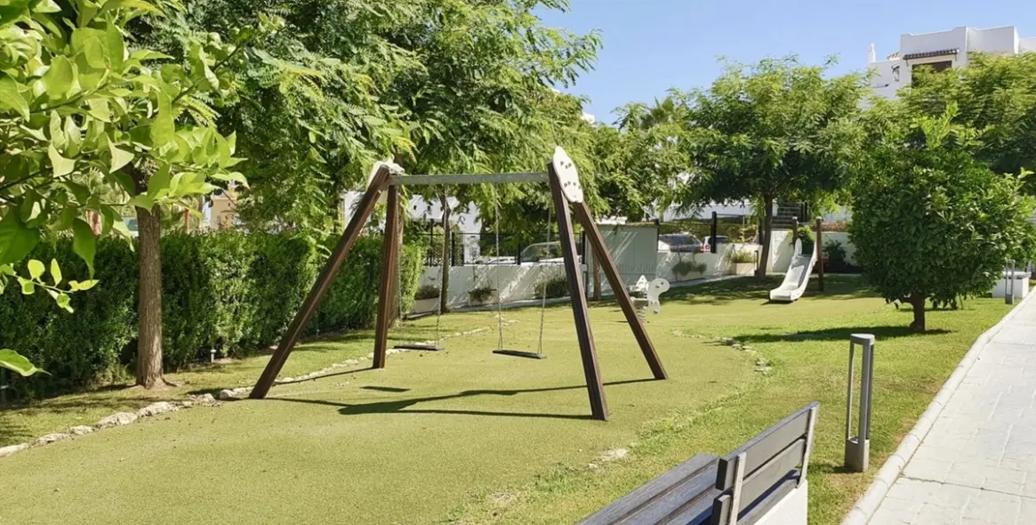 Venta de apartamento en planta media en New Golden Mile 61