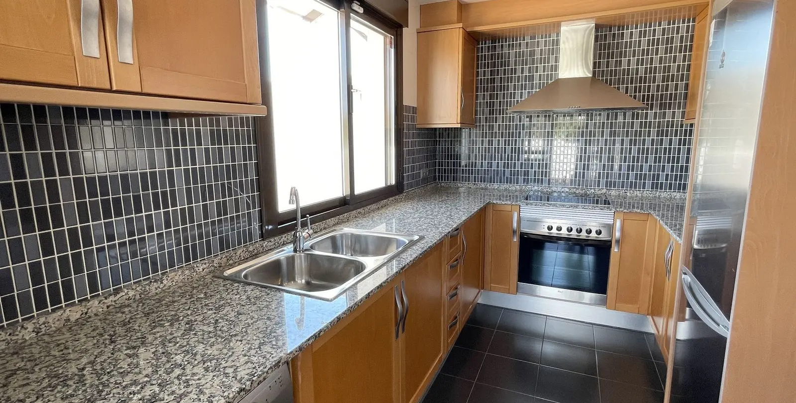 Продажа апартаментов на среднем этаже в New Golden Mile 5