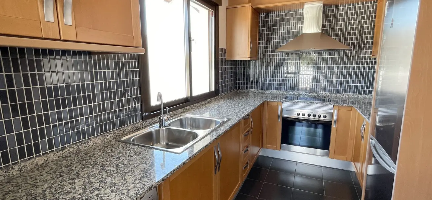 Продажа апартаментов на среднем этаже в New Golden Mile 4