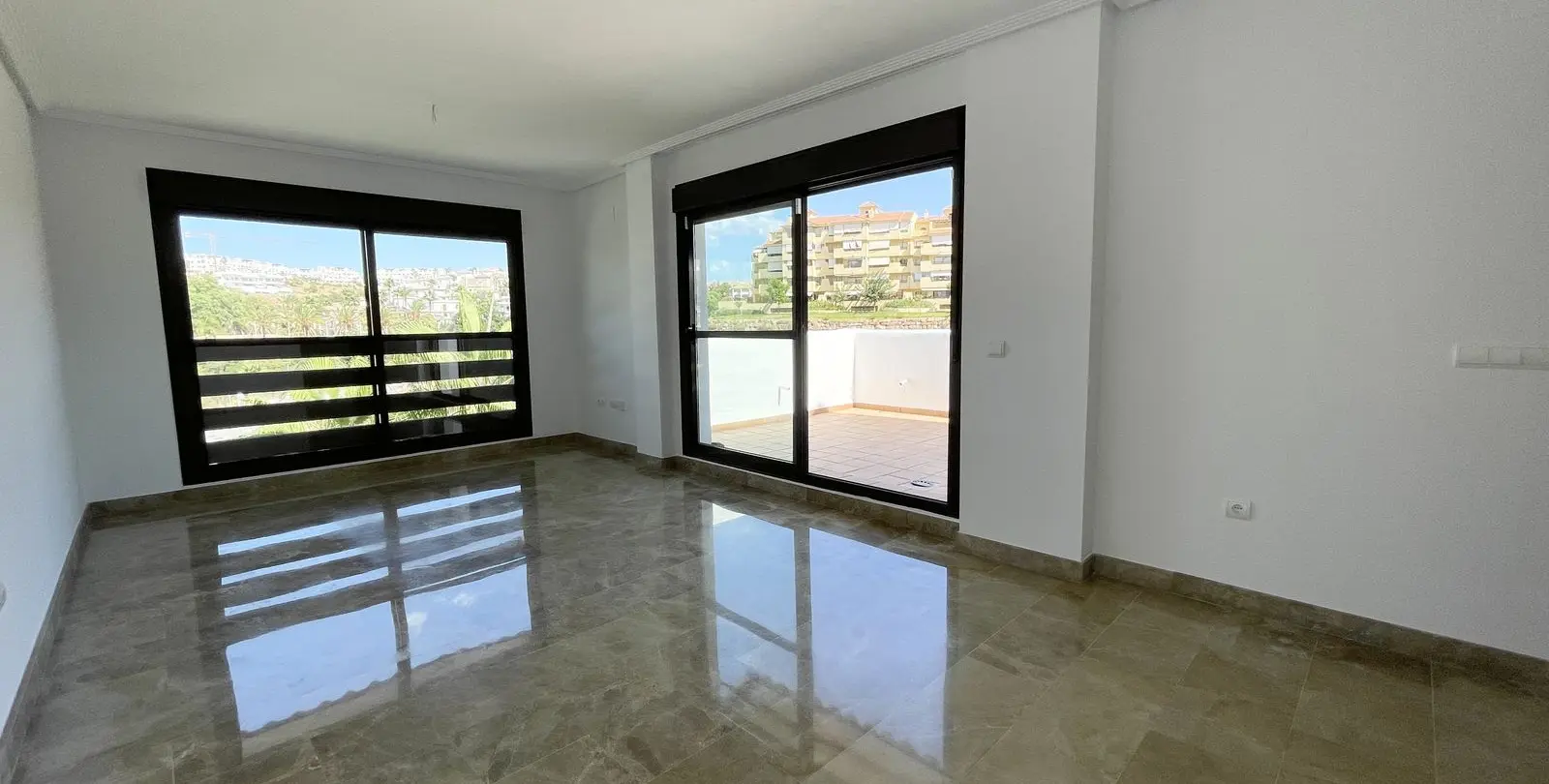 Продажа апартаментов на среднем этаже в New Golden Mile 8