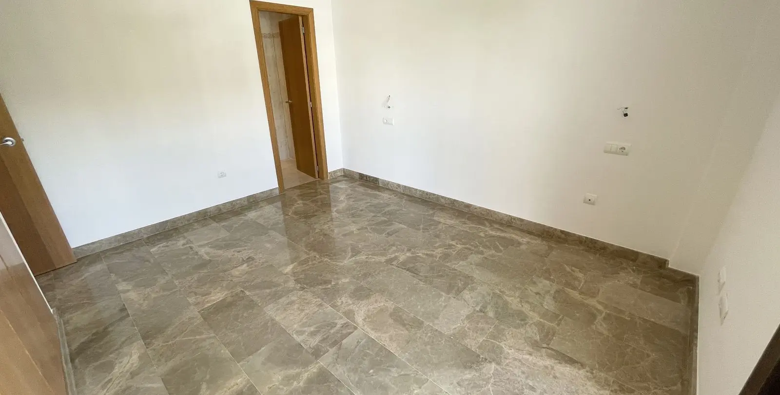 Продажа апартаментов на среднем этаже в New Golden Mile 25