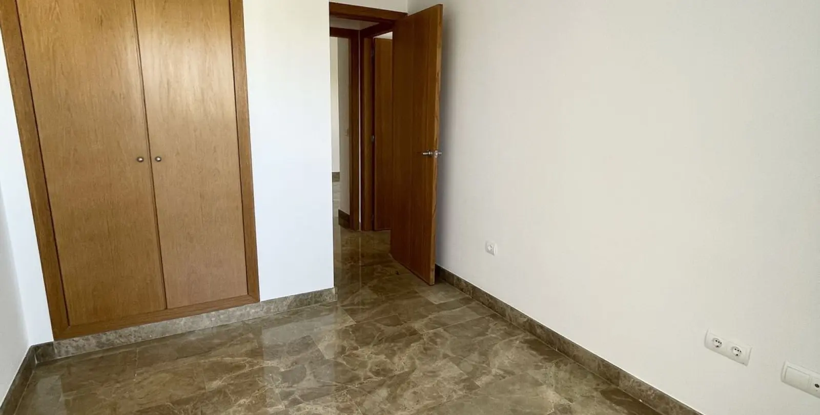 Продажа апартаментов на среднем этаже в New Golden Mile 28