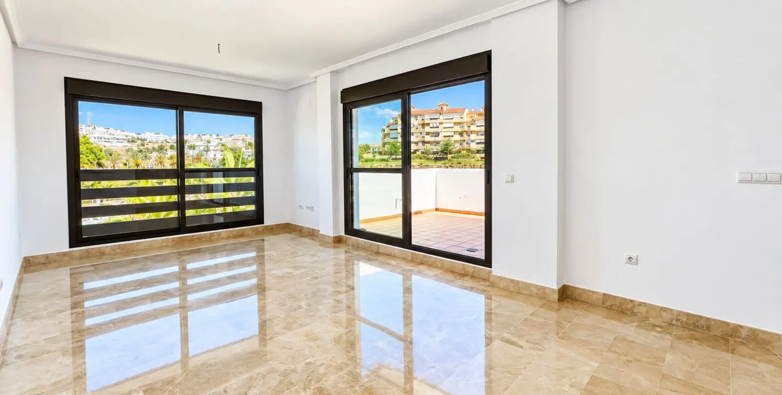 Sale of middle floor apartment in New Golden Mile 2