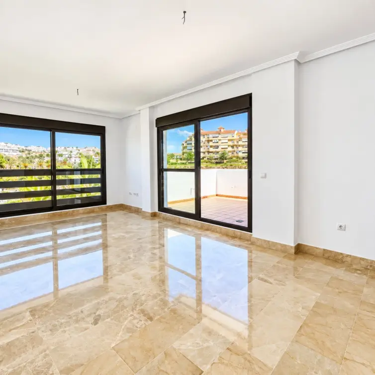 Venta de apartamento en planta media en New Golden Mile