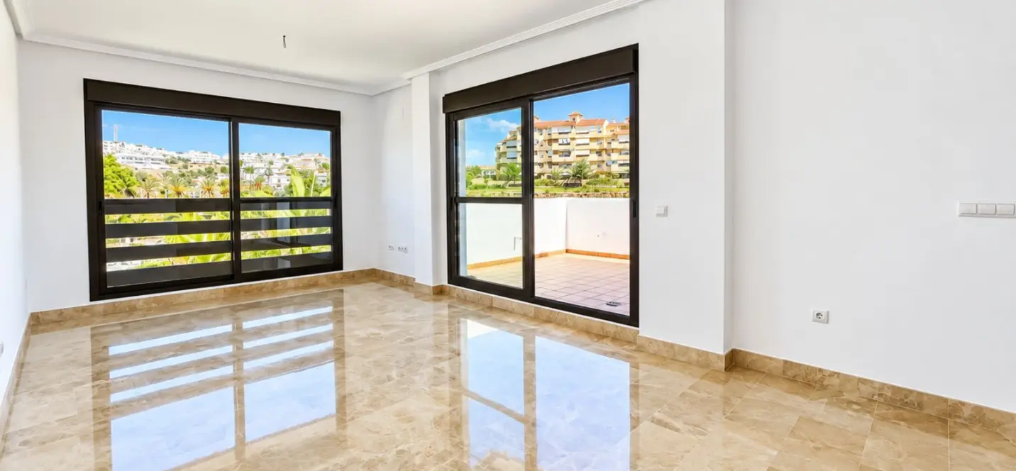 Venta de apartamento en planta media en New Golden Mile 1
