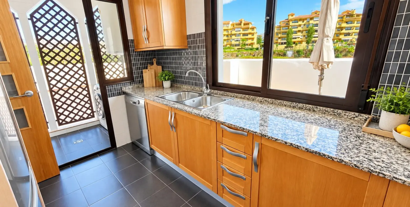 Sale of middle floor apartment in New Golden Mile 4