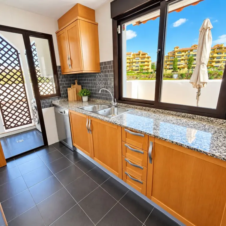 Venta de apartamento en planta media en New Golden Mile