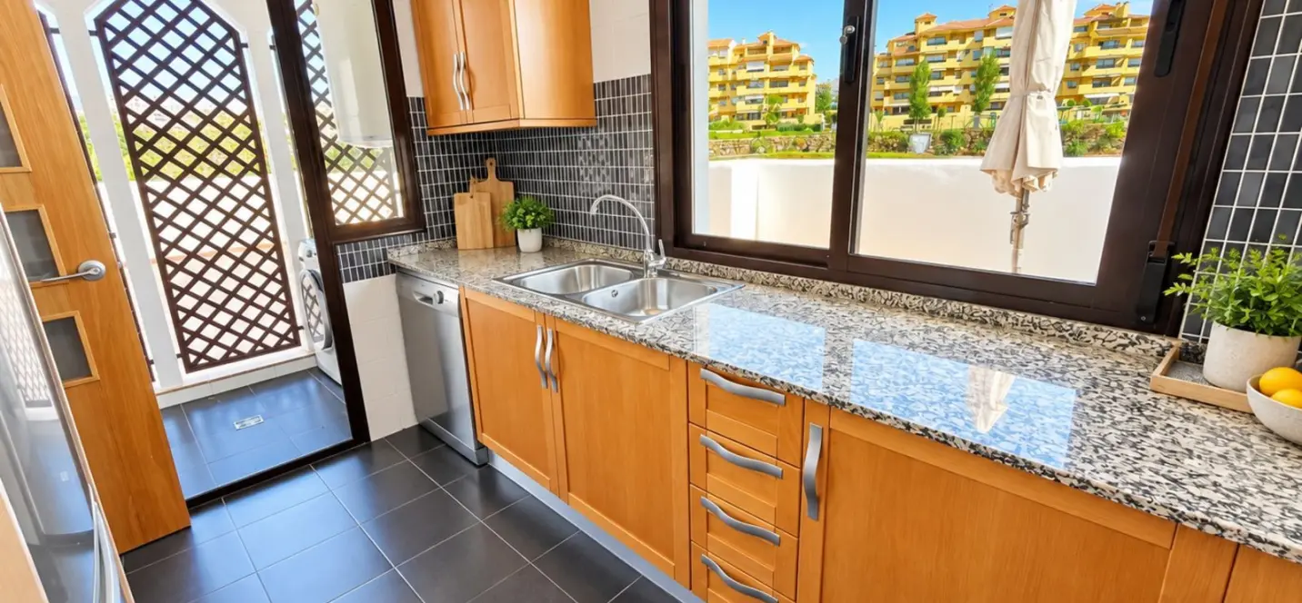 Venta de apartamento en planta media en New Golden Mile 3