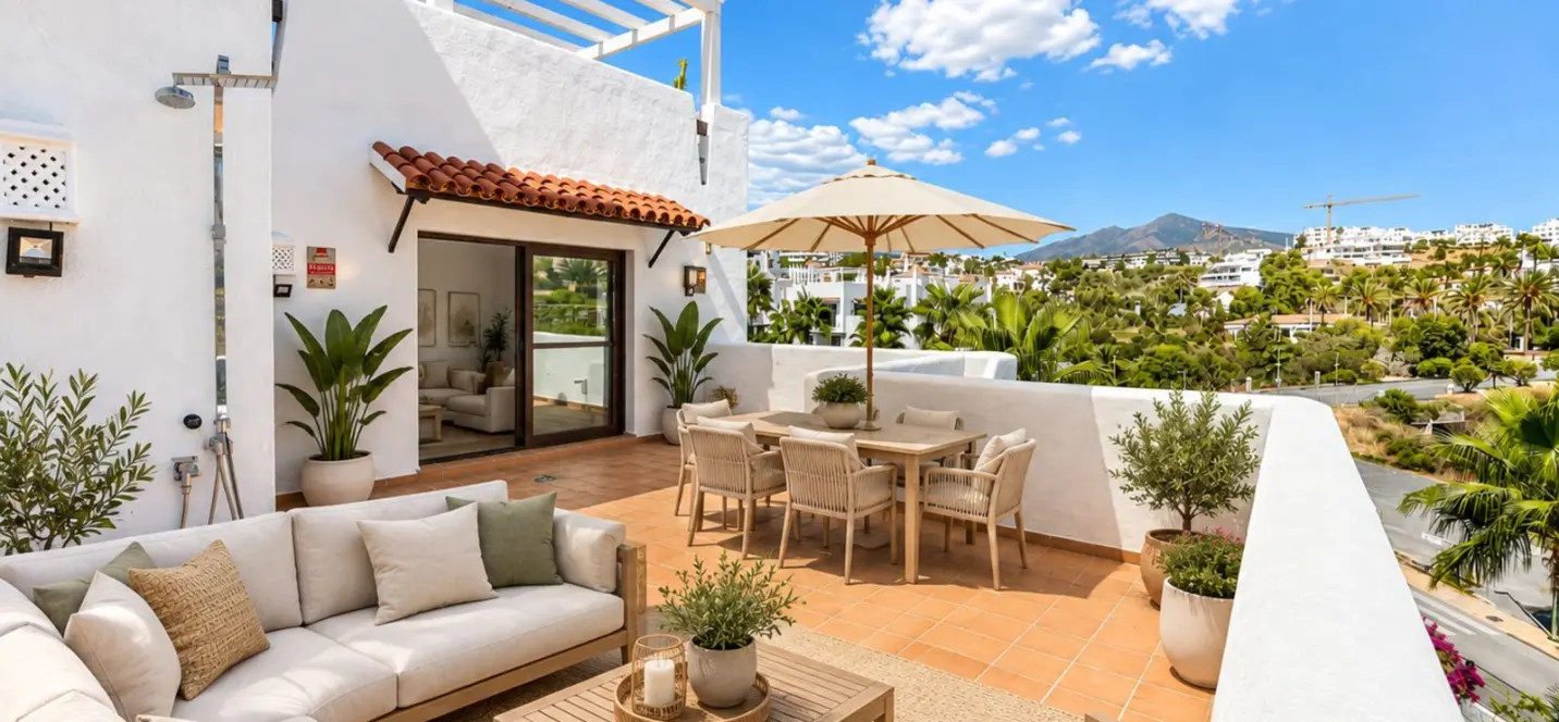 Venta de apartamento en planta media en New Golden Mile 4