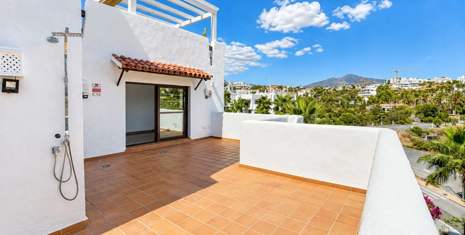 Sale of middle floor apartment in New Golden Mile 6