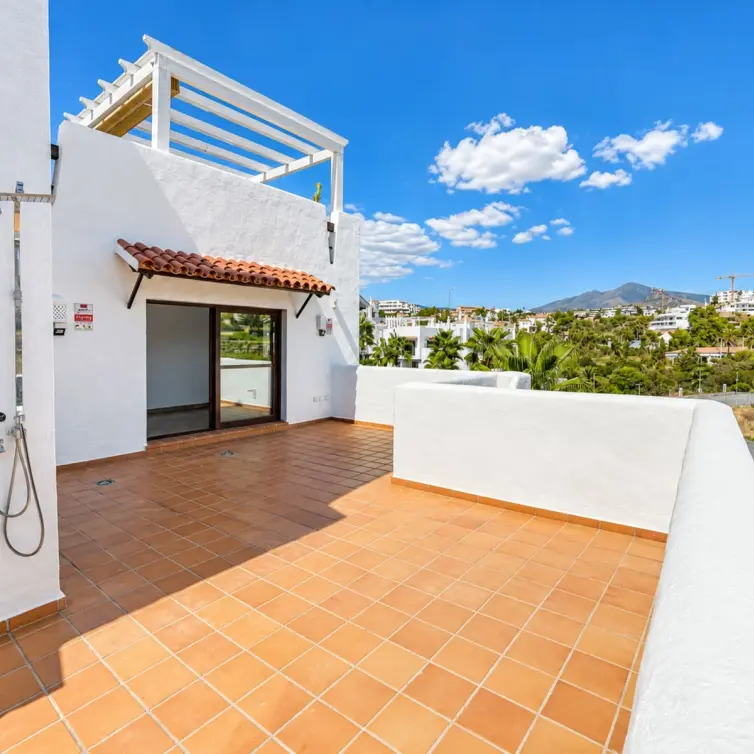 Venta de apartamento en planta media en New Golden Mile