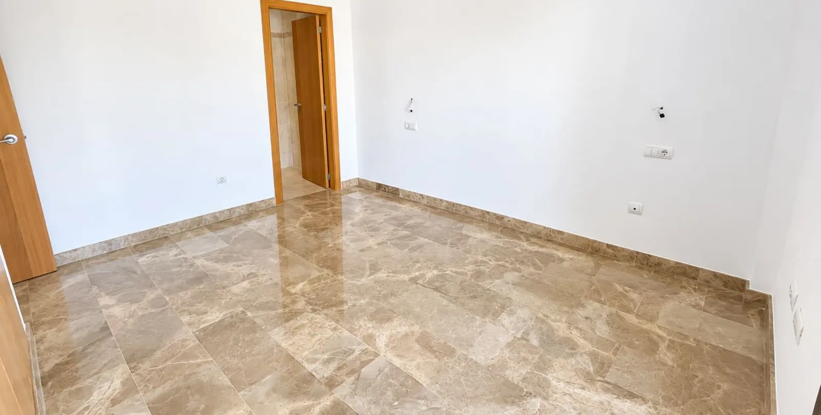 Sale of middle floor apartment in New Golden Mile 11