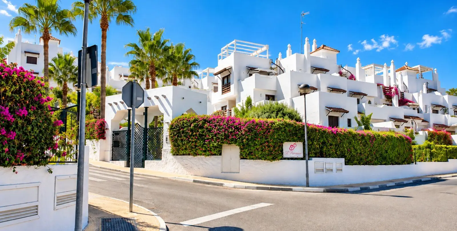 Sale of middle floor apartment in New Golden Mile 12