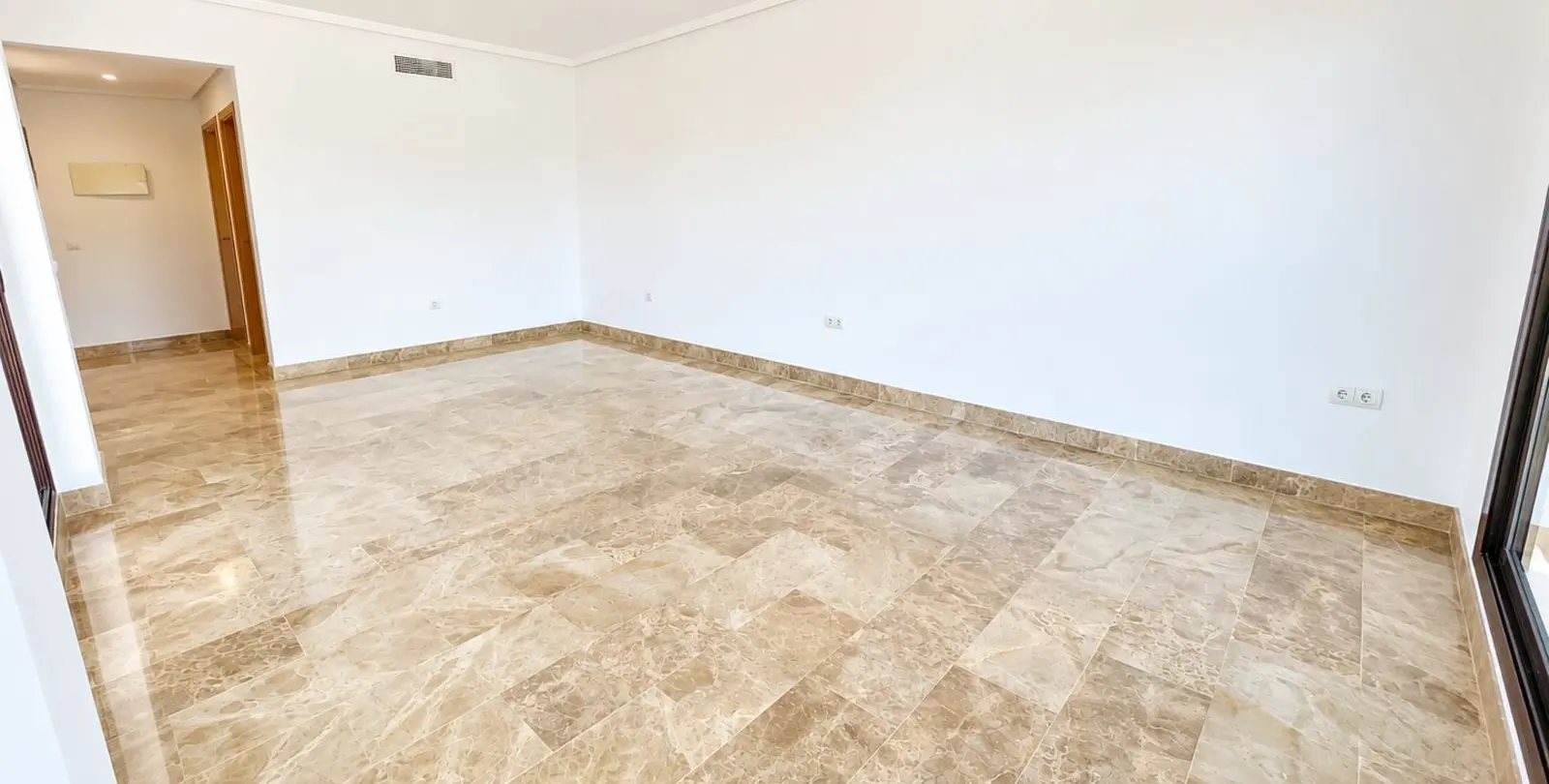 Sale of middle floor apartment in New Golden Mile 14