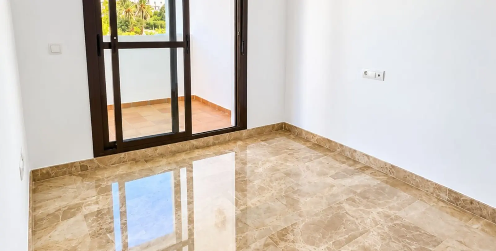 Sale of middle floor apartment in New Golden Mile 18