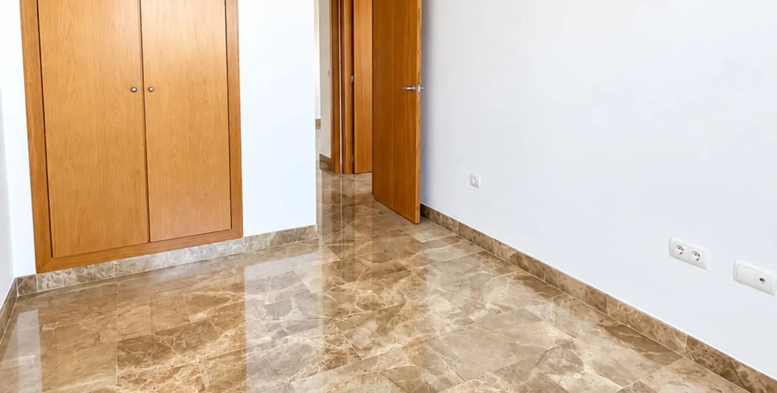 Sale of middle floor apartment in New Golden Mile 21