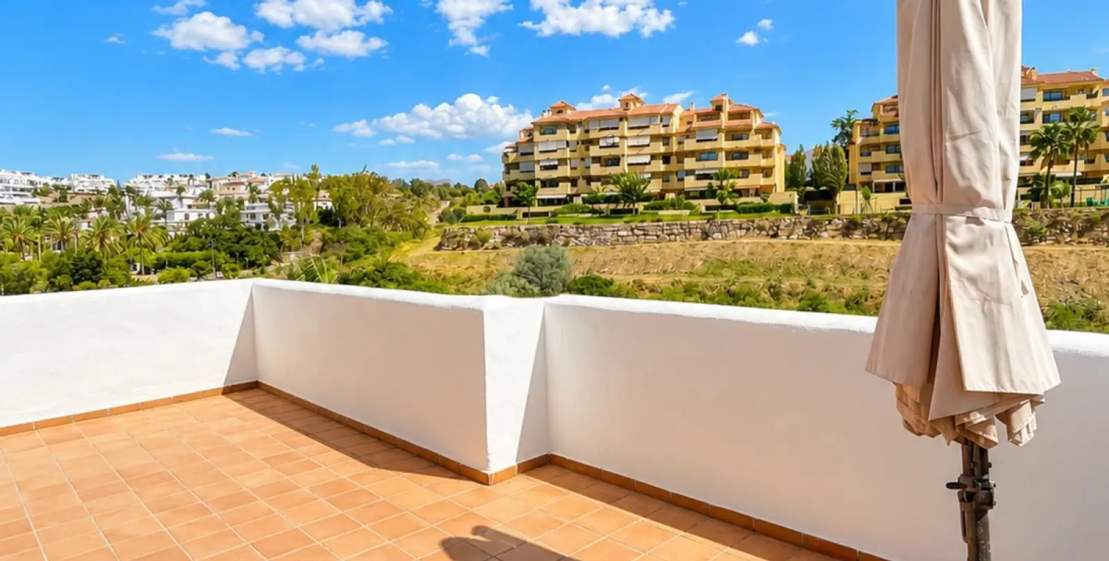 Sale of middle floor apartment in New Golden Mile 22