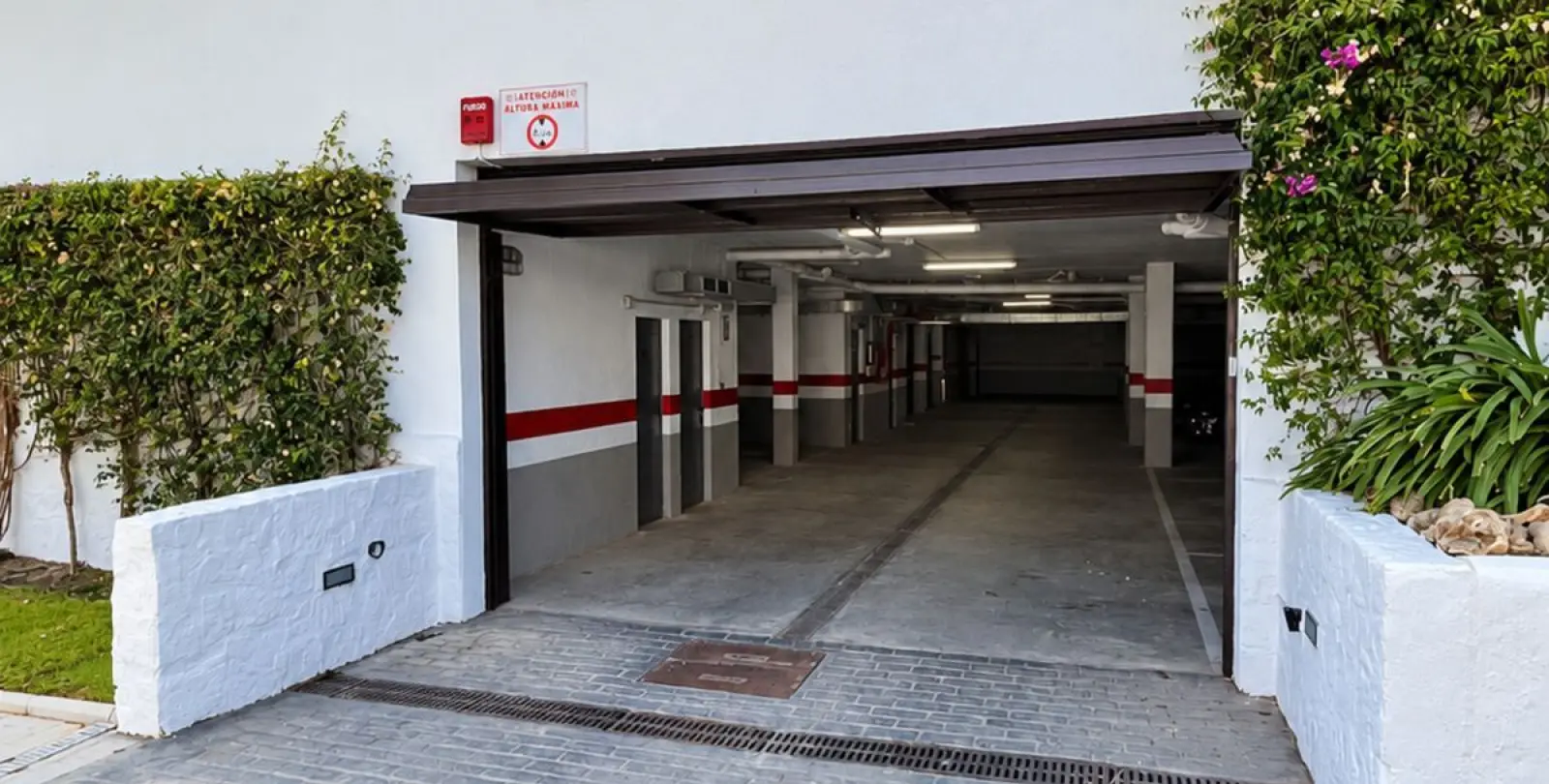 Sale of middle floor apartment in New Golden Mile 24