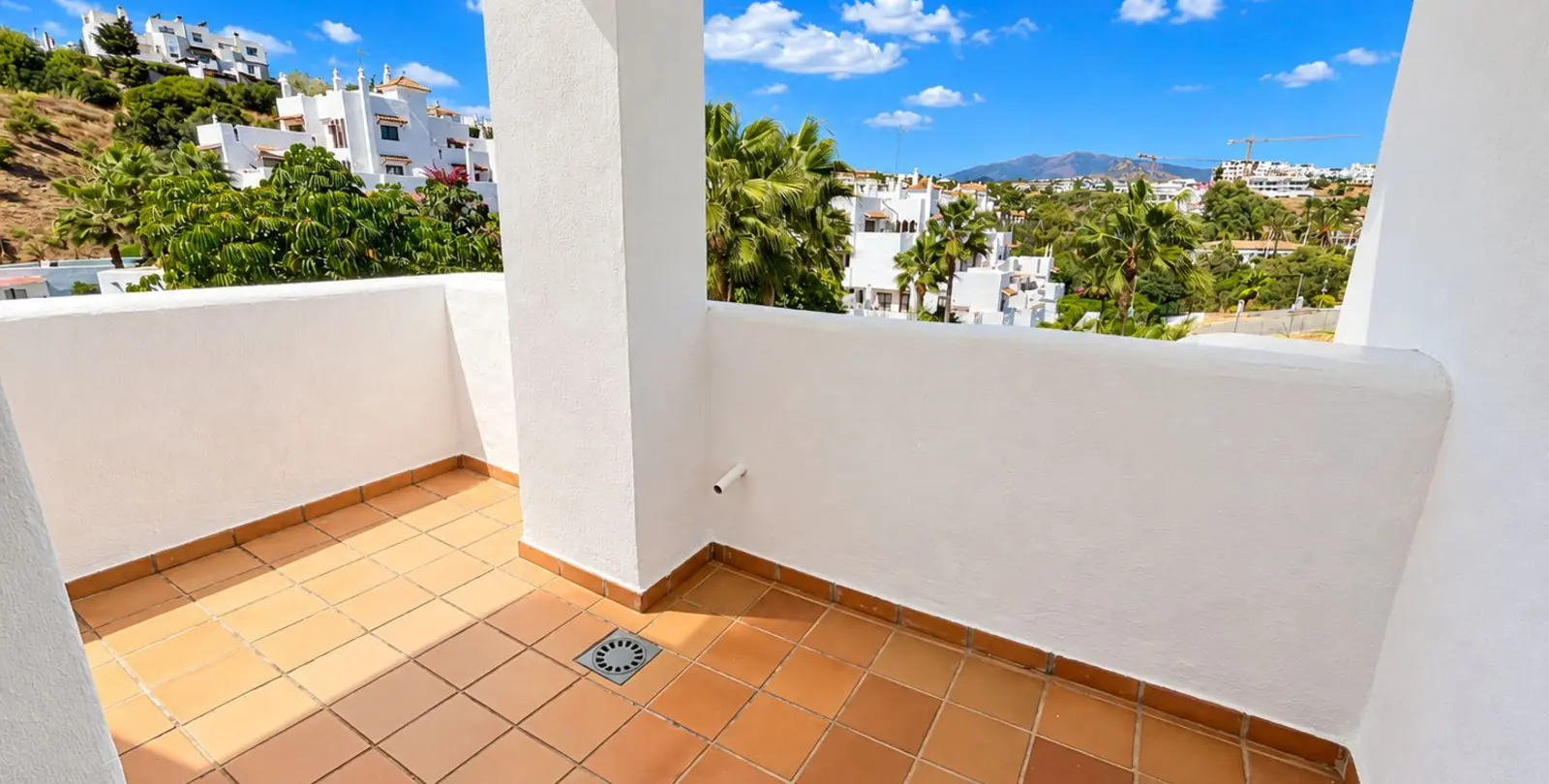 Sale of middle floor apartment in New Golden Mile 25