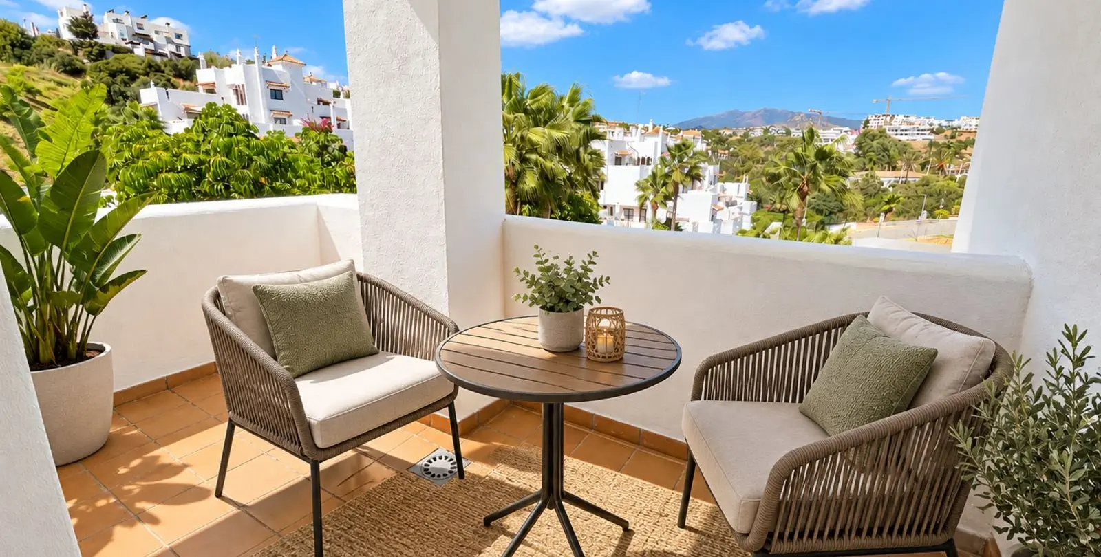 Sale of middle floor apartment in New Golden Mile 26