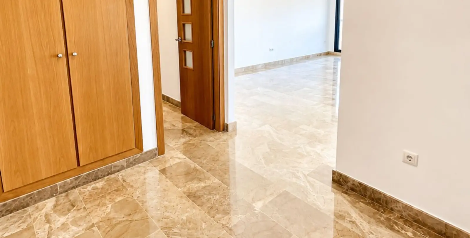 Sale of middle floor apartment in New Golden Mile 27