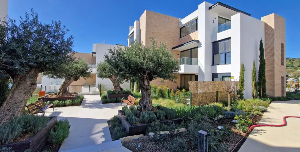 Sale of ground floor apartment in Estepona 1