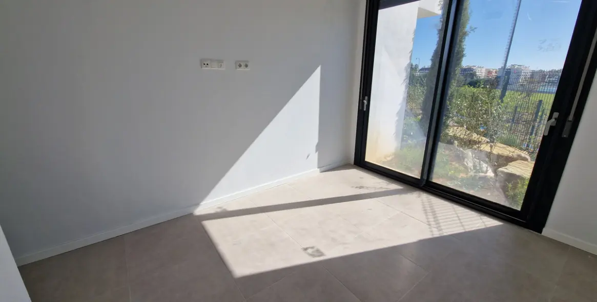 Sale of ground floor apartment in Estepona 16