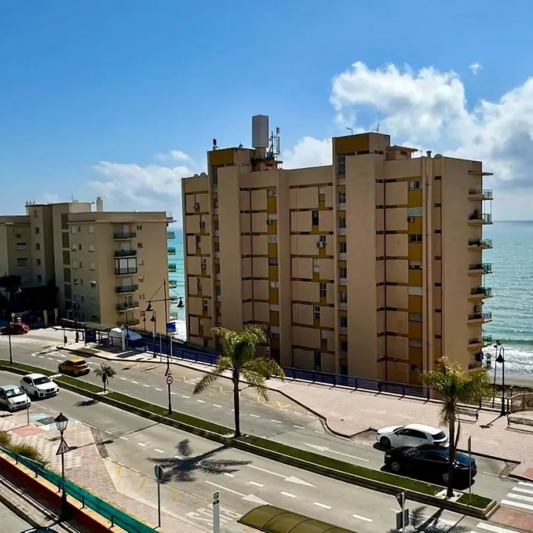 Sale of middle floor apartment in Fuengirola