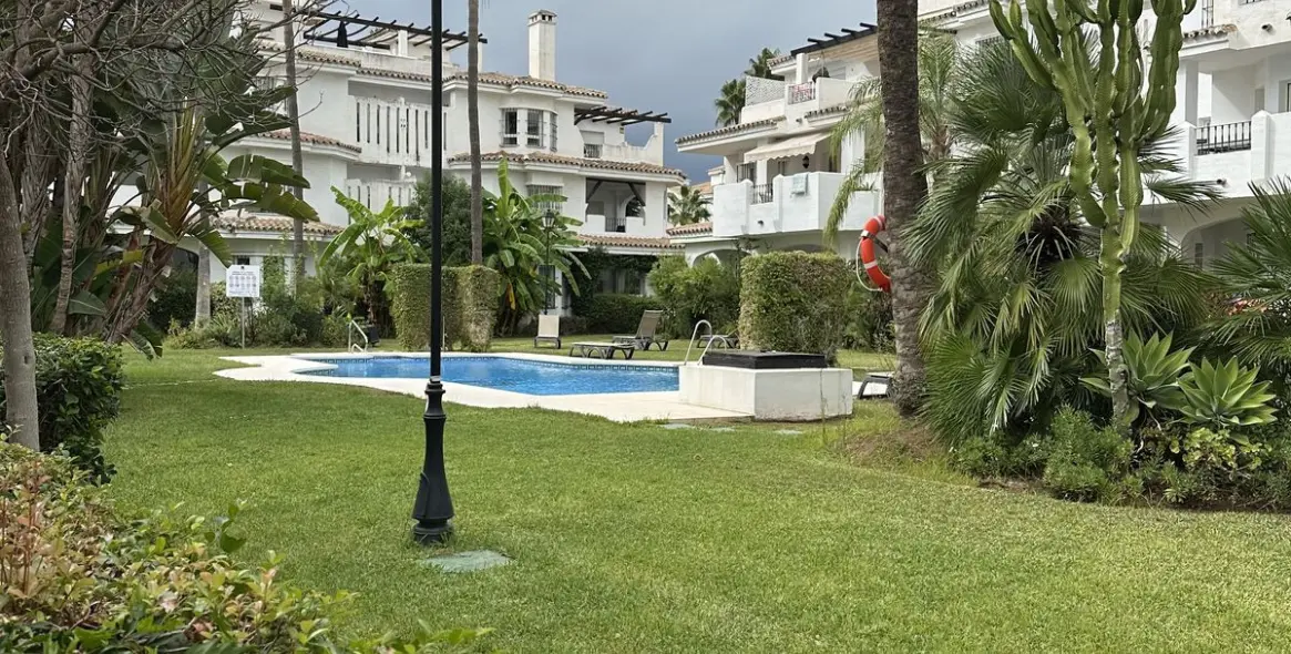 Sale of middle floor apartment in Puerto Banús 1