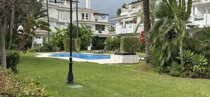 Sale of middle floor apartment in Puerto Banús 0