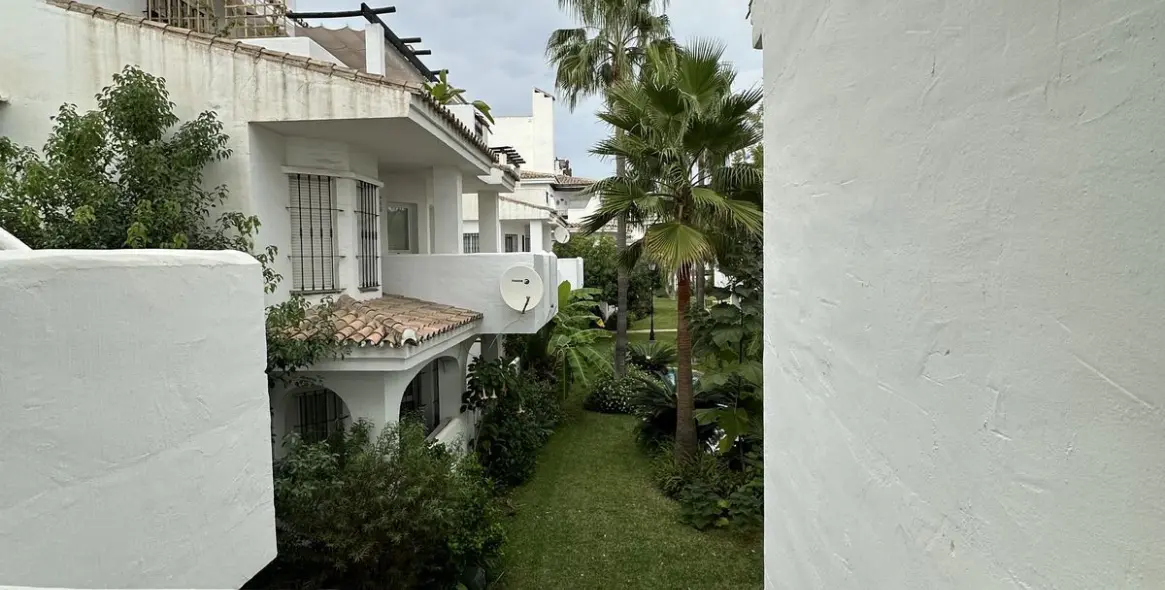 Sale of middle floor apartment in Puerto Banús 2
