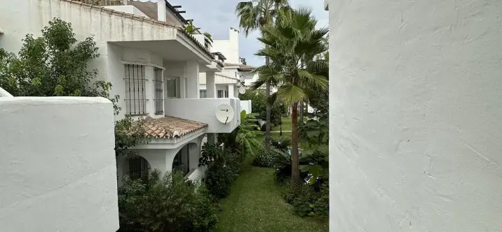 Sale of middle floor apartment in Puerto Banús 1