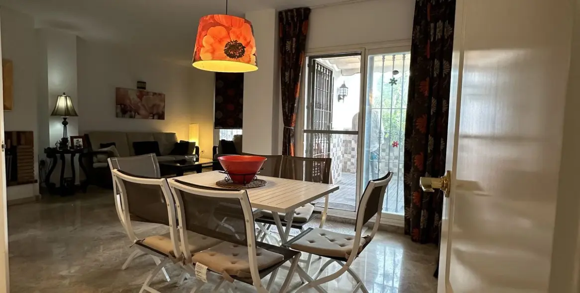 Sale of middle floor apartment in Puerto Banús 3