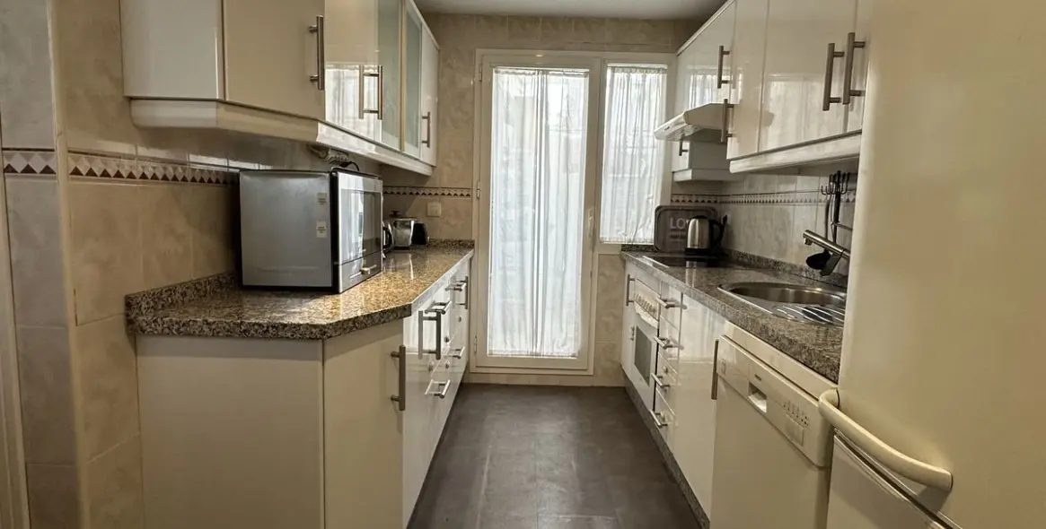 Sale of middle floor apartment in Puerto Banús 5