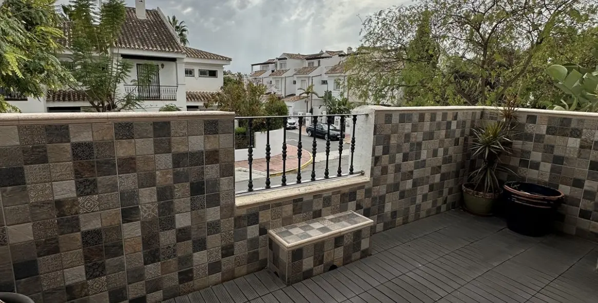 Sale of middle floor apartment in Puerto Banús 8