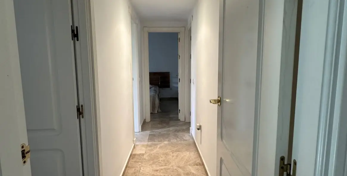 Sale of middle floor apartment in Puerto Banús 9