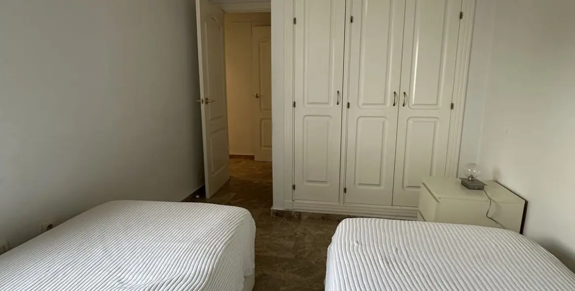 Sale of middle floor apartment in Puerto Banús 12
