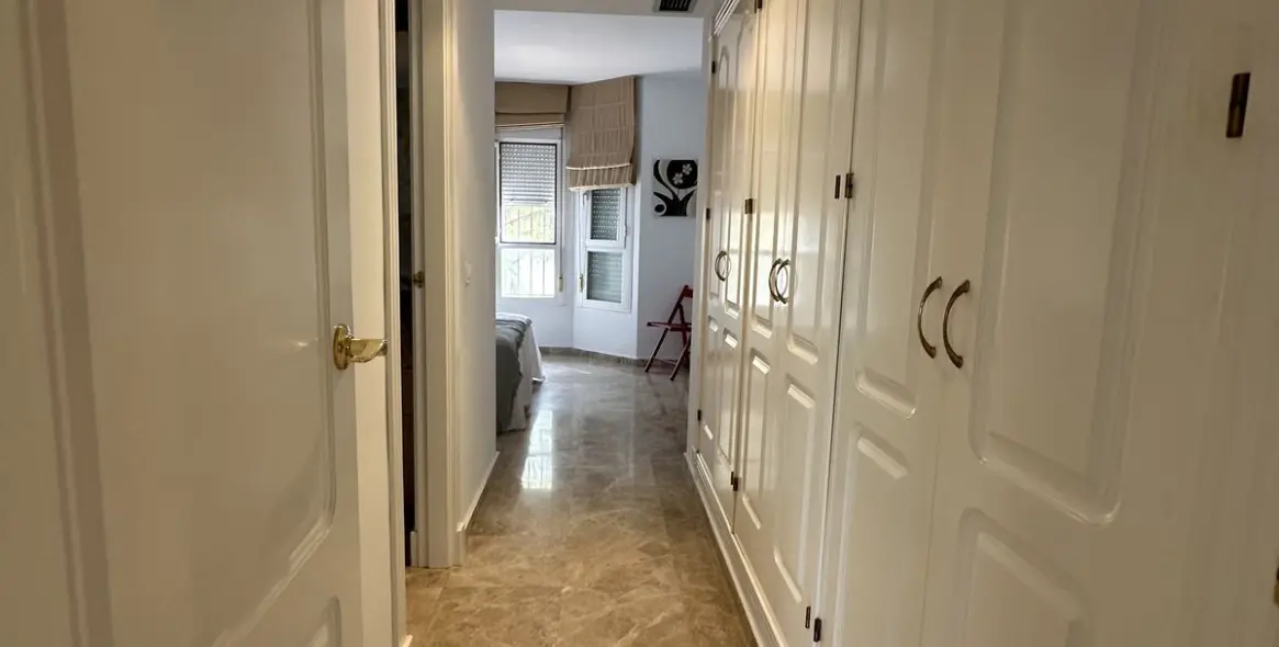 Sale of middle floor apartment in Puerto Banús 17