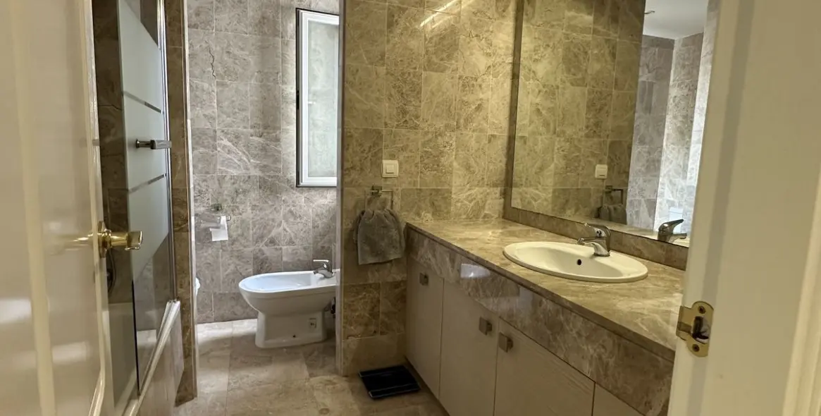 Sale of middle floor apartment in Puerto Banús 18