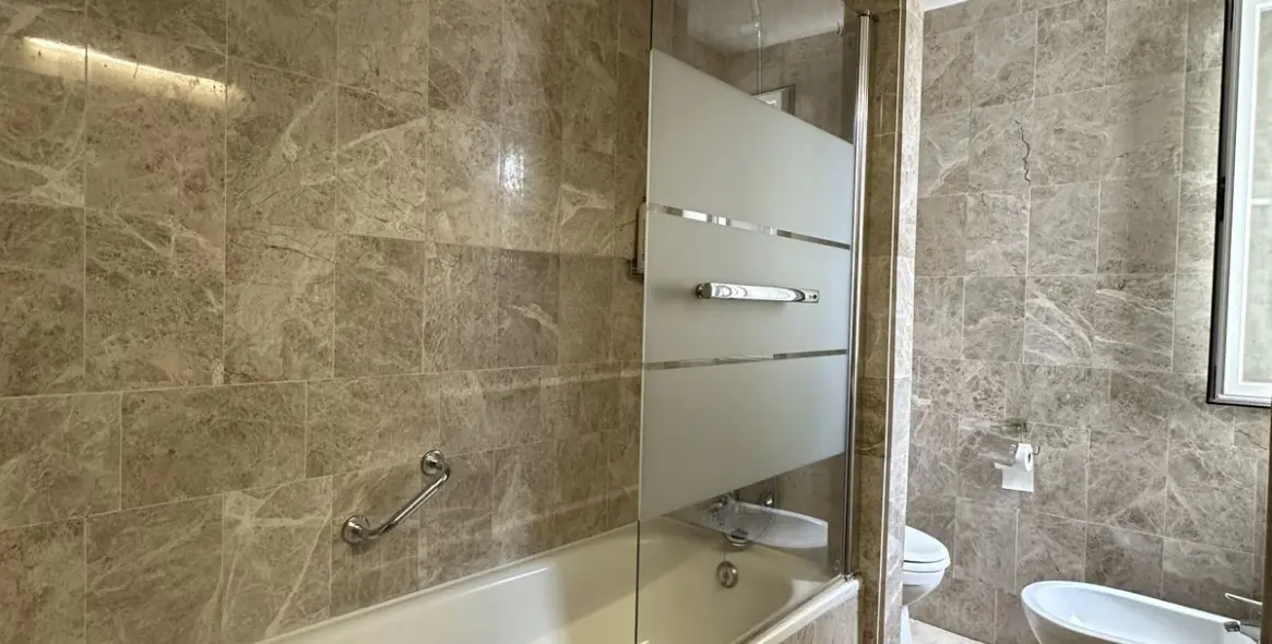 Sale of middle floor apartment in Puerto Banús 20