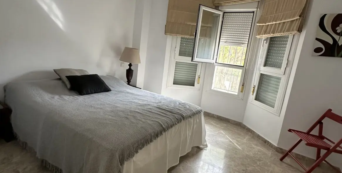 Sale of middle floor apartment in Puerto Banús 21